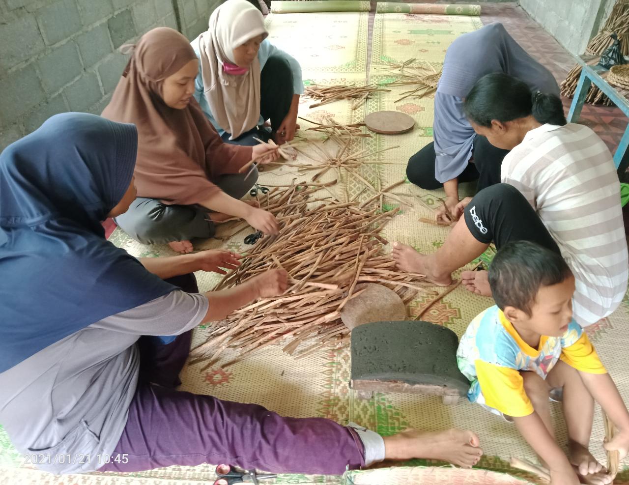 Anyaman Unik Nan Cantik dari Enceng Gondok 