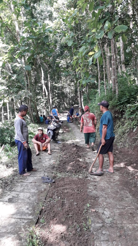 Gotong Royong, Warga RT 51 Padukuhan Sangkrek Lakukan Kerja Bakti