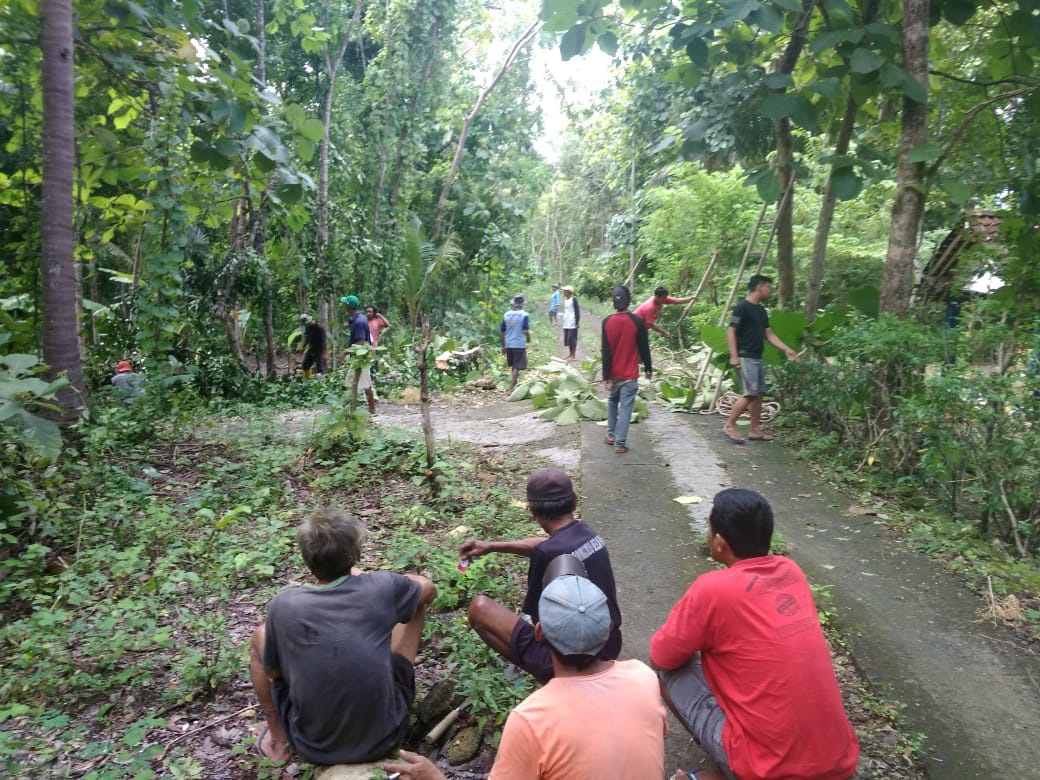 Warga Krengseng Lakukan Rabas-rabas 
