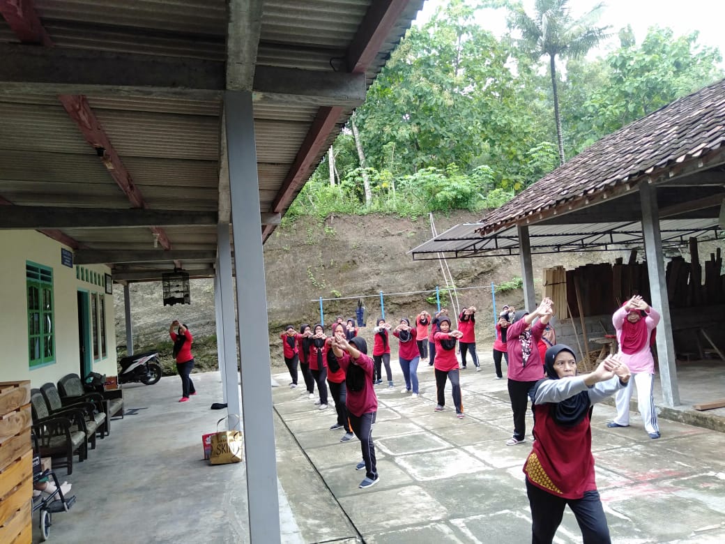 Senam ibu-ibu RT 86 Anjir