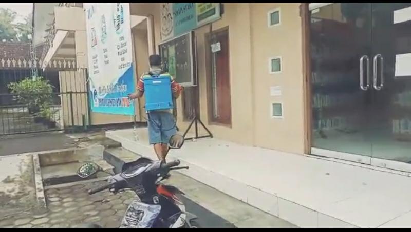 Penyemprotan komplek Balai Kalurahan Hargorejo
