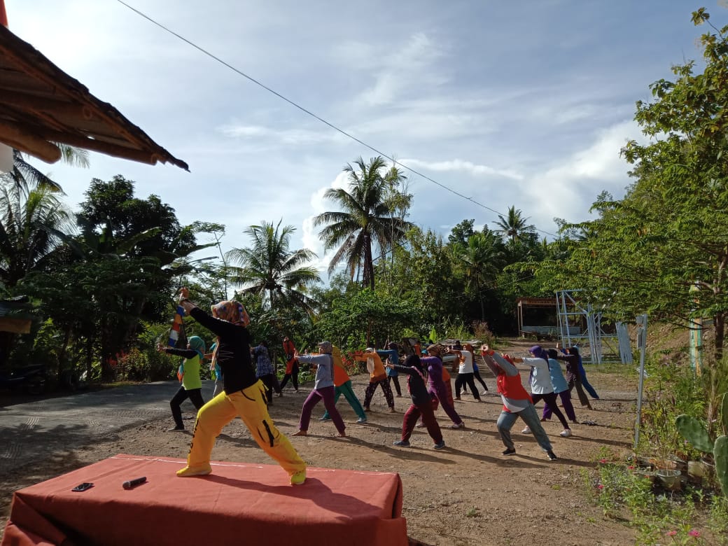 Ibu-Ibu Pandu Ramaikan Gunung Kuniran dengan Senam Bersama