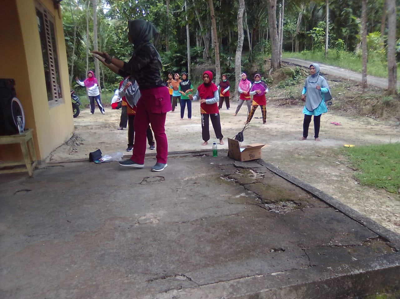 Senam Rutin Ibu-ibu Penggung