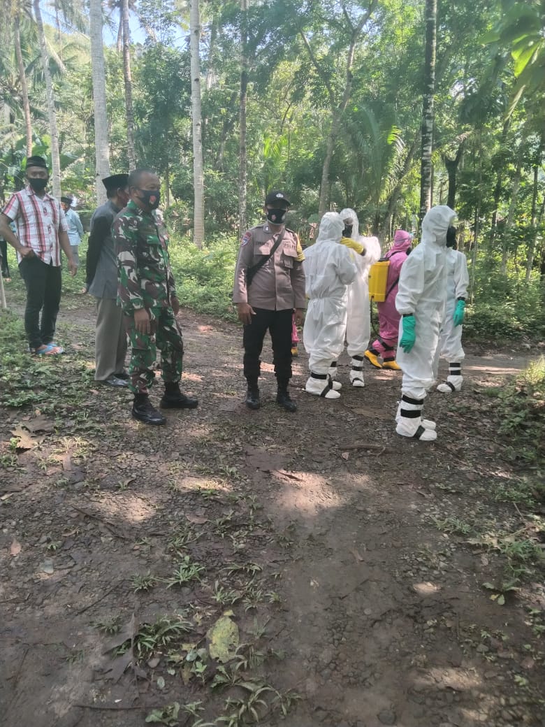 Bhabinkamtibmas dan Babinsa Mengawal Tim Kubur Cepat