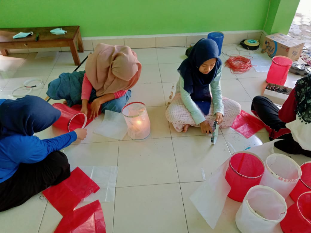 Meriahkan Lebaran dengan Lampion