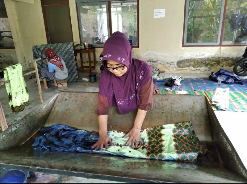 Membatik Menjaga Budaya